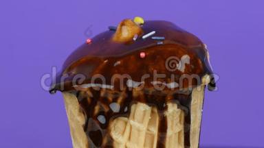 香草冰淇淋装饰在顶部与沉睡的蓝色彩色洒在浅紫色背景旋转。